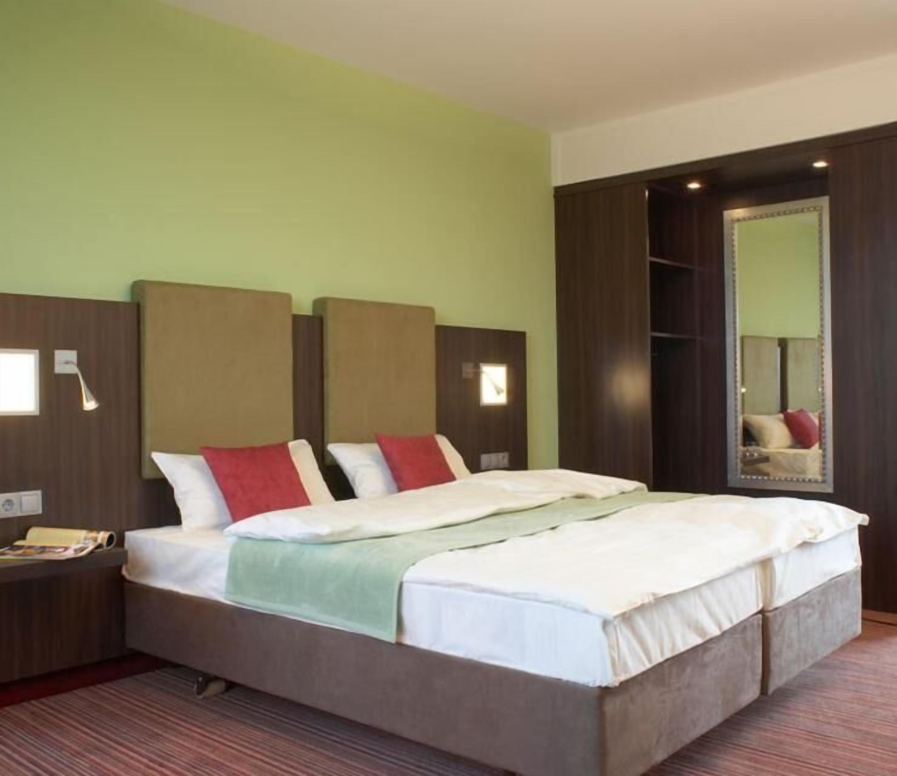 Hypoallergeen beddengoed, een kluis op de kamer, een bureau