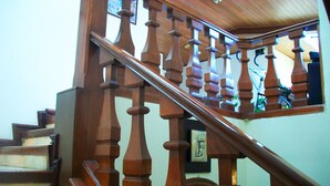 A wooden staircase with a handrail and balusters. - Zuetana 106 (Bogotá)