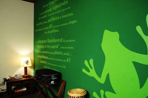 Frigobar, cofres nos quartos, escrivaninha, cortinas blackout