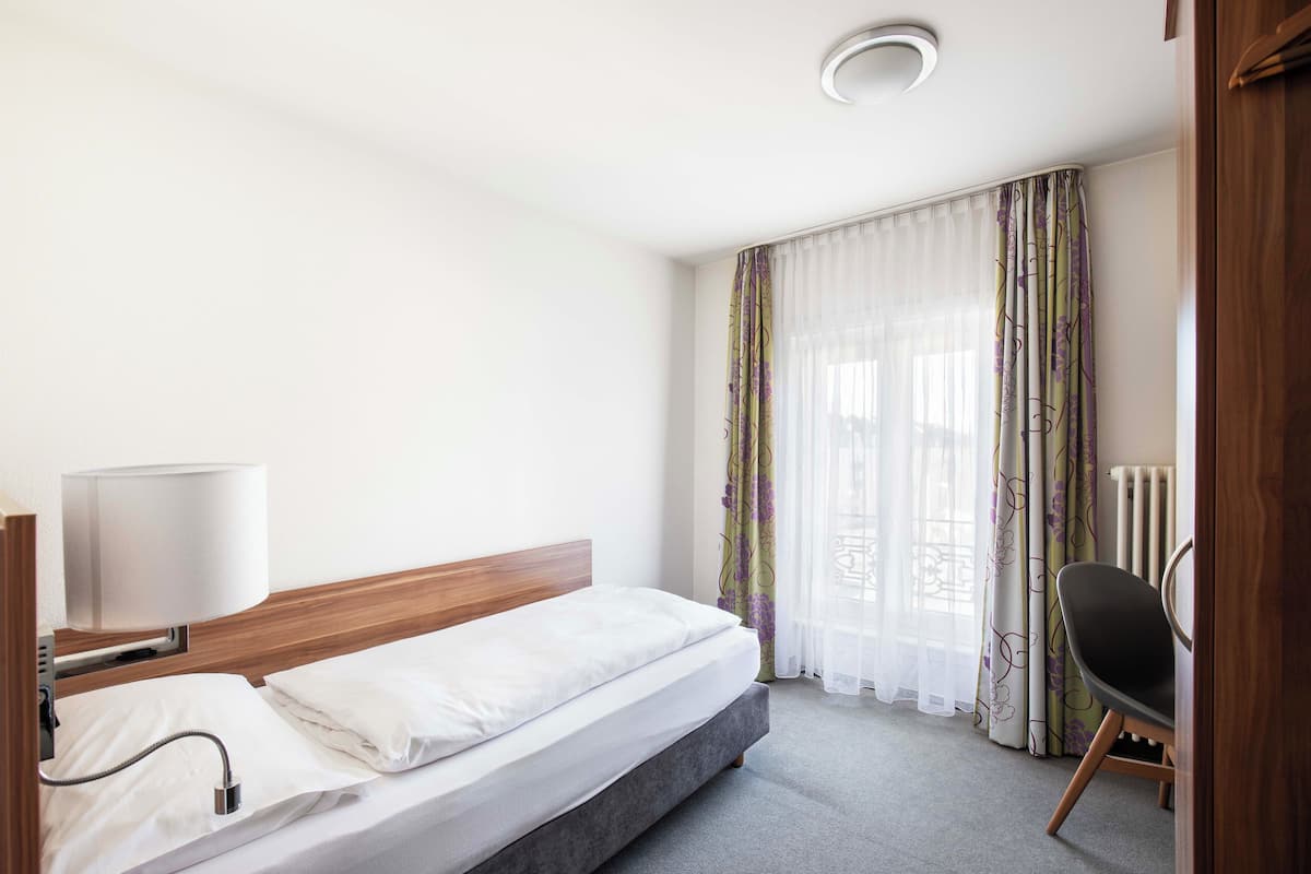 SMALL SINGLE ROOM | Luxe beddengoed, een kluis op de kamer, een bureau, geluiddichte muren