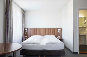 LARGE DOUBLE ROOM | Premium bedding, in-room safe, desk, soundproofing
