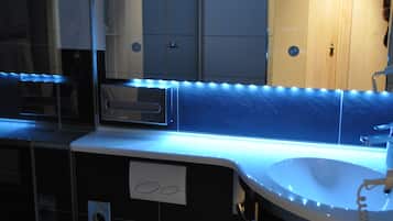 Une petite salle de bain comprenant des toilettes, un lavabo et un porte-serviettes.
