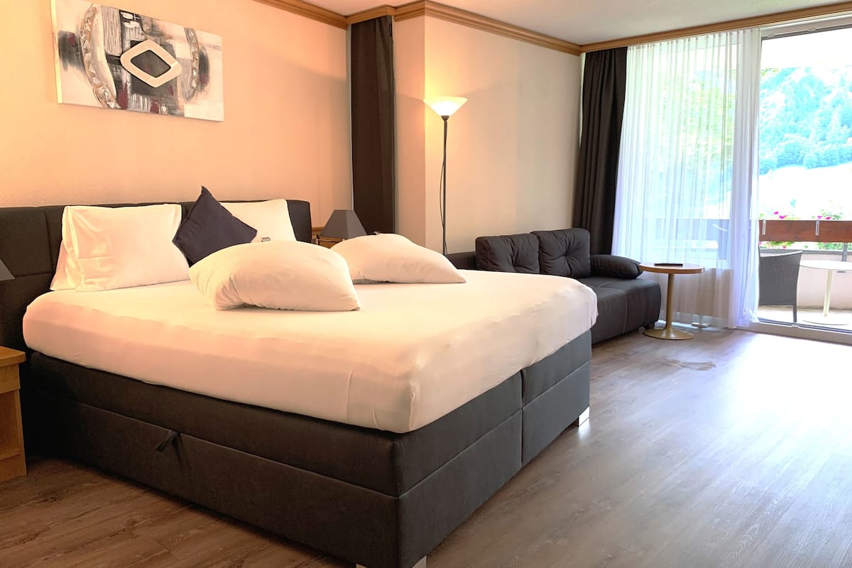 Triple Room | In-room safe, desk, WiFi (free), bed sheets