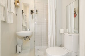 Shower, hair dryer, towels - Olala Cosme Apartments (Porto)