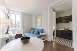 Triple Room | Living area | 50-inch flat-screen TV with cable channels, TV - Olala Cosme Apartments (Porto)