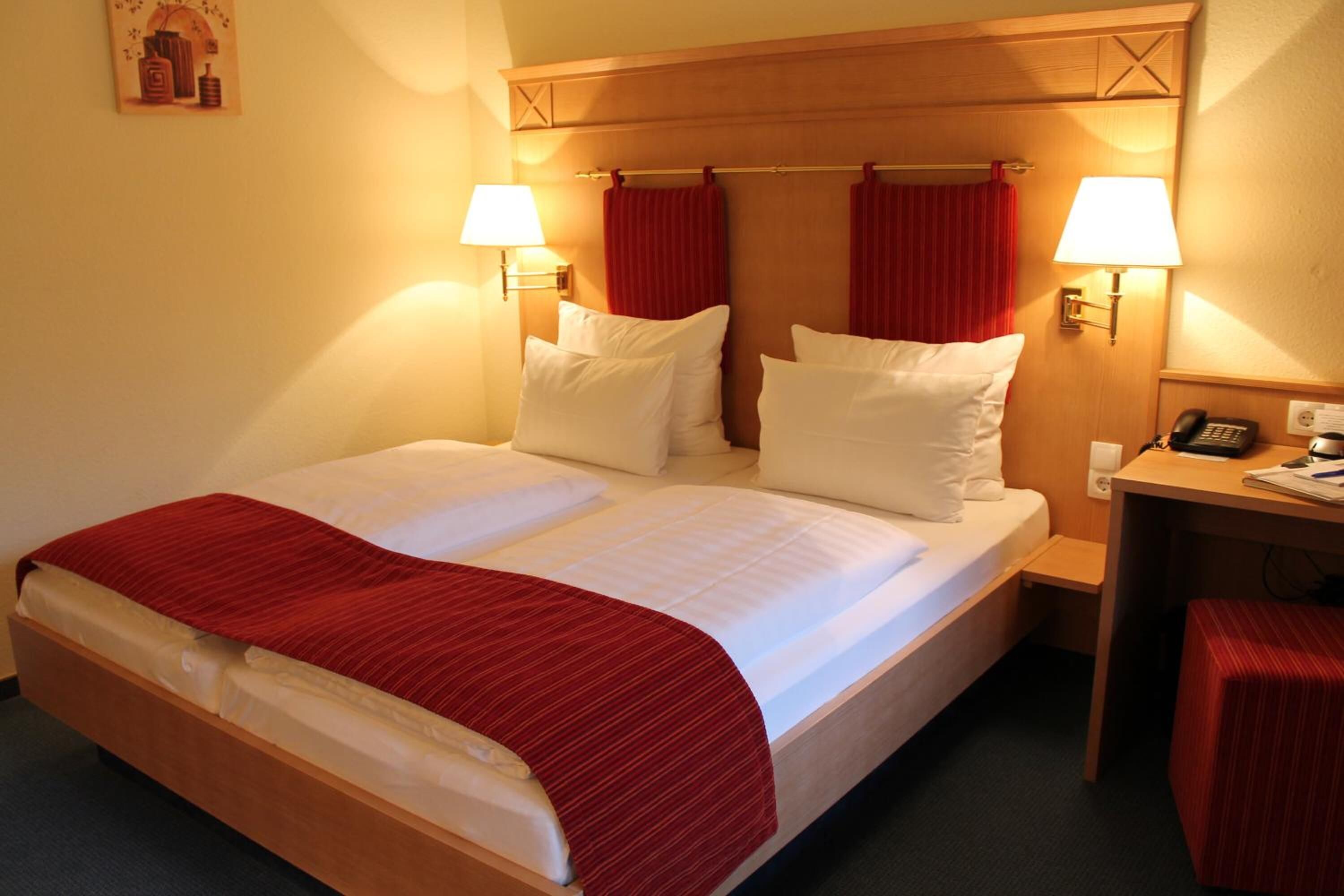 高档床上用品、迷你吧、特色家居、办公桌