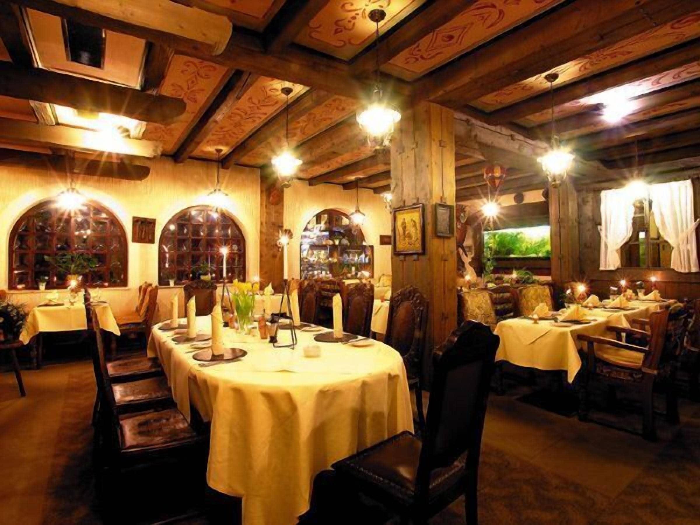 2 restaurants servant le petit déjeuner, spécialités Cuisine régionale