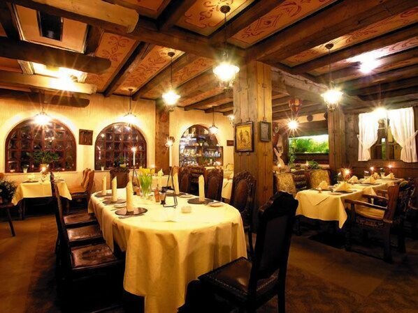 2 restaurants, breakfast, lunch, dinner served; Regional cuisine 