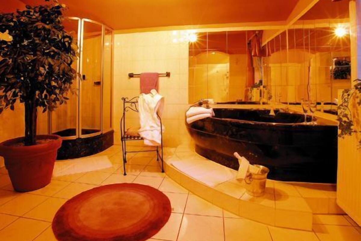 basic double room, private bathroom | bathroom | shower, free toiletries, hair dryer, bathrobes