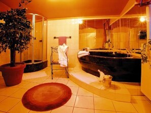 Eenvoudige tweepersoonskamer, privébadkamer | Badkamer | Een douche, gratis toiletartikelen, een haardroger, badjassen