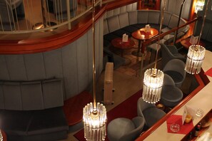 2 restaurants, serveren ontbijt, lunch, diner, regionale gerechten
