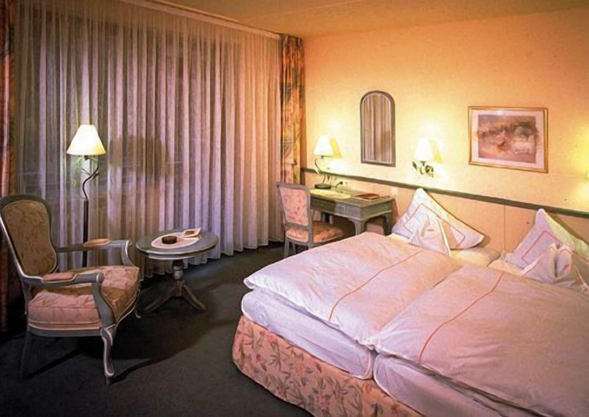 basic double room, private bathroom | premium bedding, minibar, individually furnished, desk