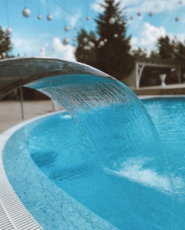 A swimming pool with a clear water feature.