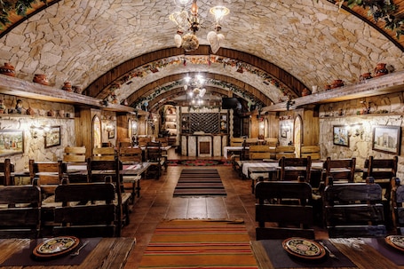 2 restaurantes; se sirve desayuno, almuerzo y cena; cocina fusión