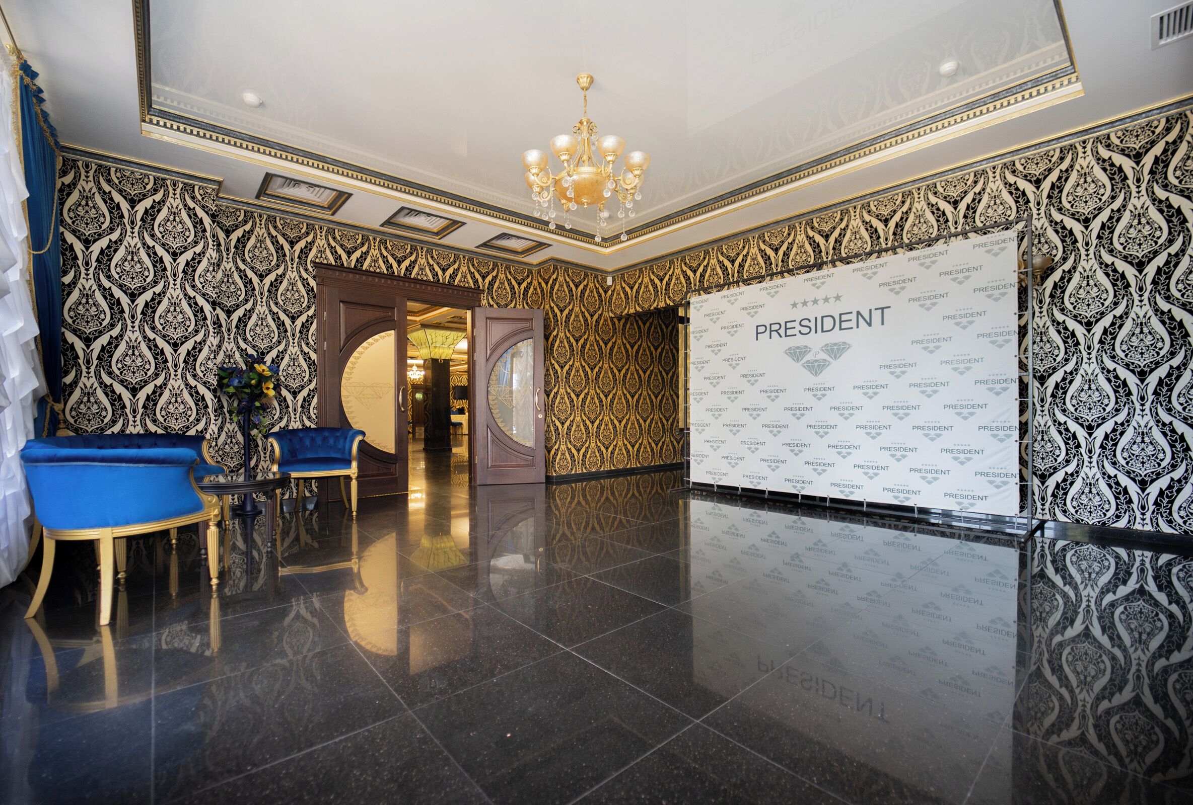 2 restaurants, breakfast, lunch, dinner served; fusion cuisine