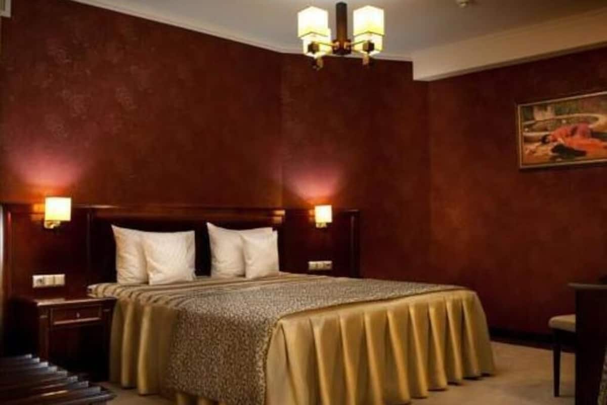 Select Comfort beds, minibar, in-room safe, desk