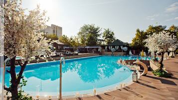 Outdoor pool, free pool cabanas, pool umbrellas