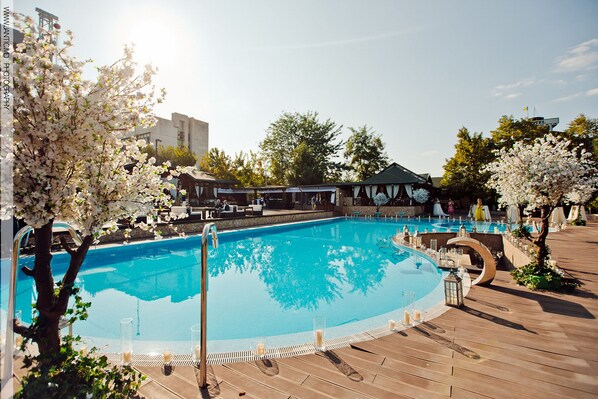 Outdoor pool, free cabanas, pool umbrellas