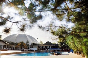 Kolam renang outdoor, dengan cabana gratis dan payung kolam renang