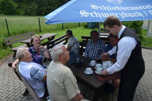 Lounas ja illallinen; paikallinen keittiö, näkymät puutarhaan