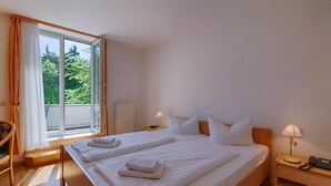 低刺激性寝具、セーフティボックス (室内)、デスク、WiFi (無料)