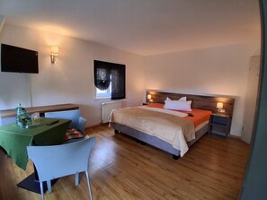 Hypo-allergenic bedding, in-room safe, desk, free WiFi