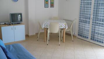 Deluxe Apartment, 1 Bedroom, Sea View (4 pax) | In-room dining