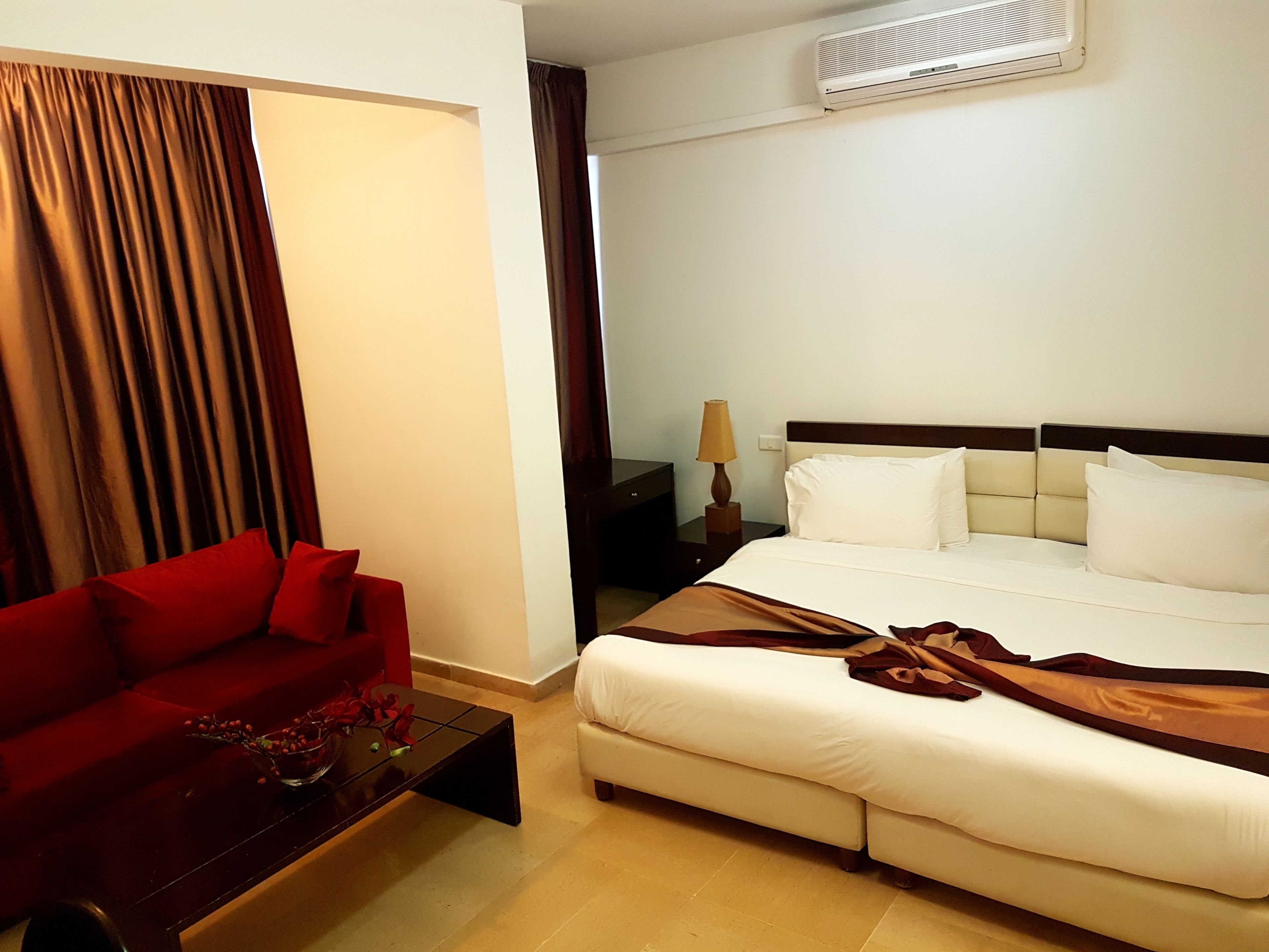 Caja de seguridad en la habitación y escritorio 