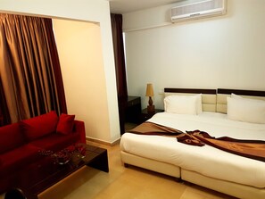 Caja de seguridad en la habitación y escritorio 