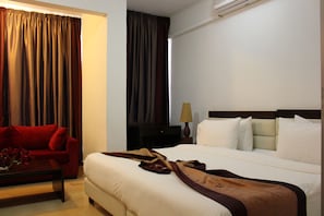 Caja de seguridad en la habitación y escritorio