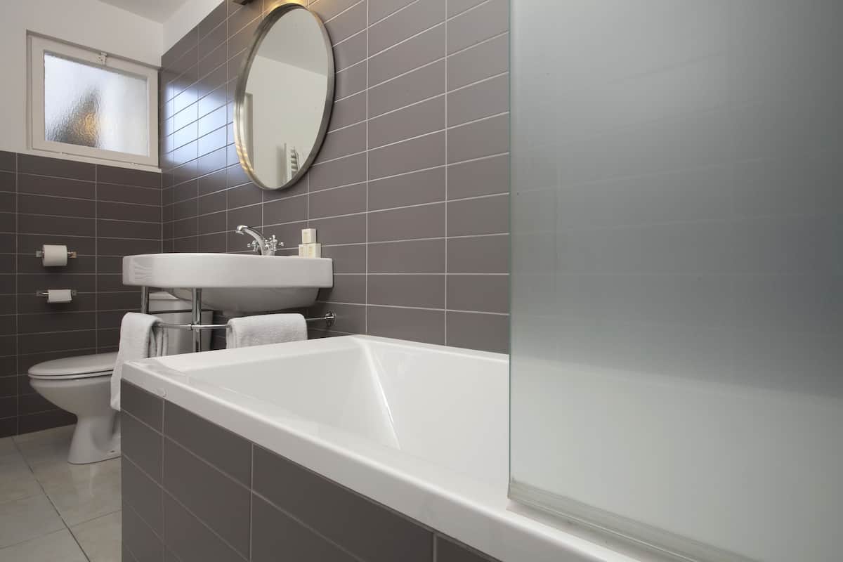 family room | bathroom | combined shower/bathtub, free toiletries, hair dryer, towels