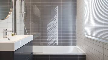 Large Deluxe | Bathroom