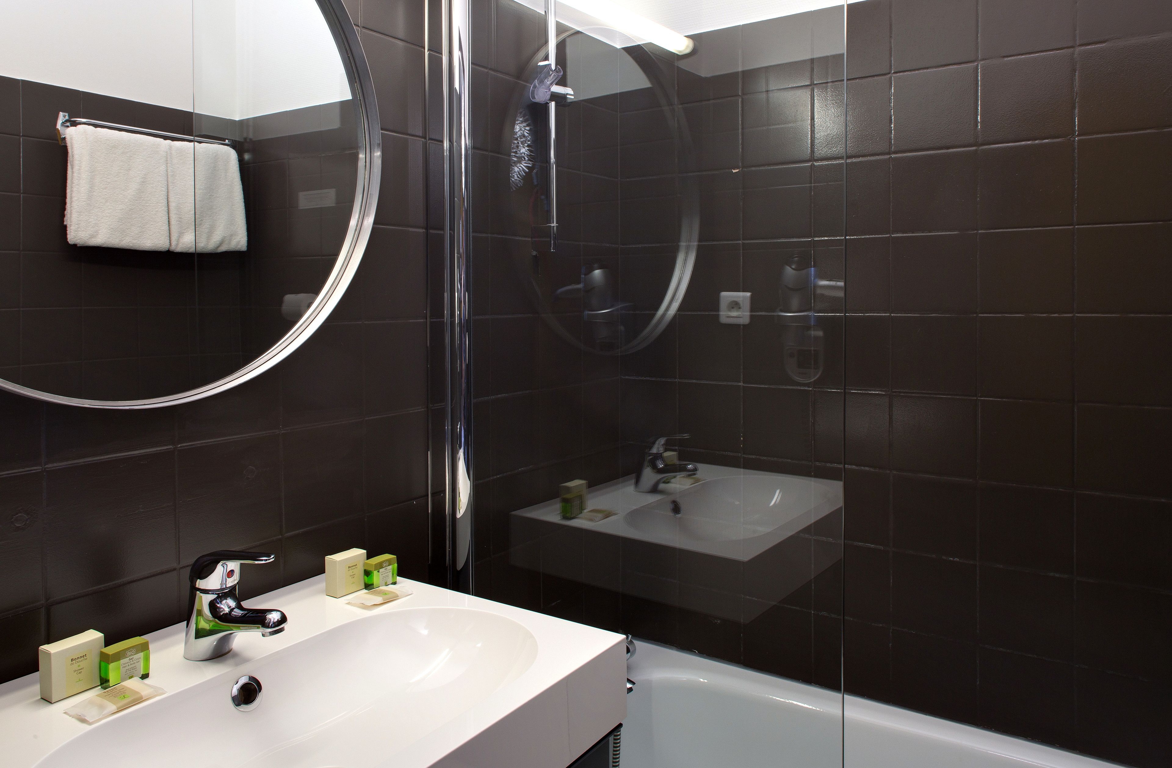 combined shower/bathtub, free toiletries, hair dryer, towels