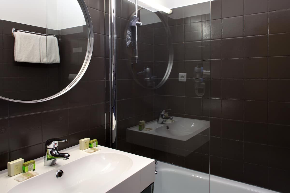 combined shower/bathtub, free toiletries, hair dryer, towels