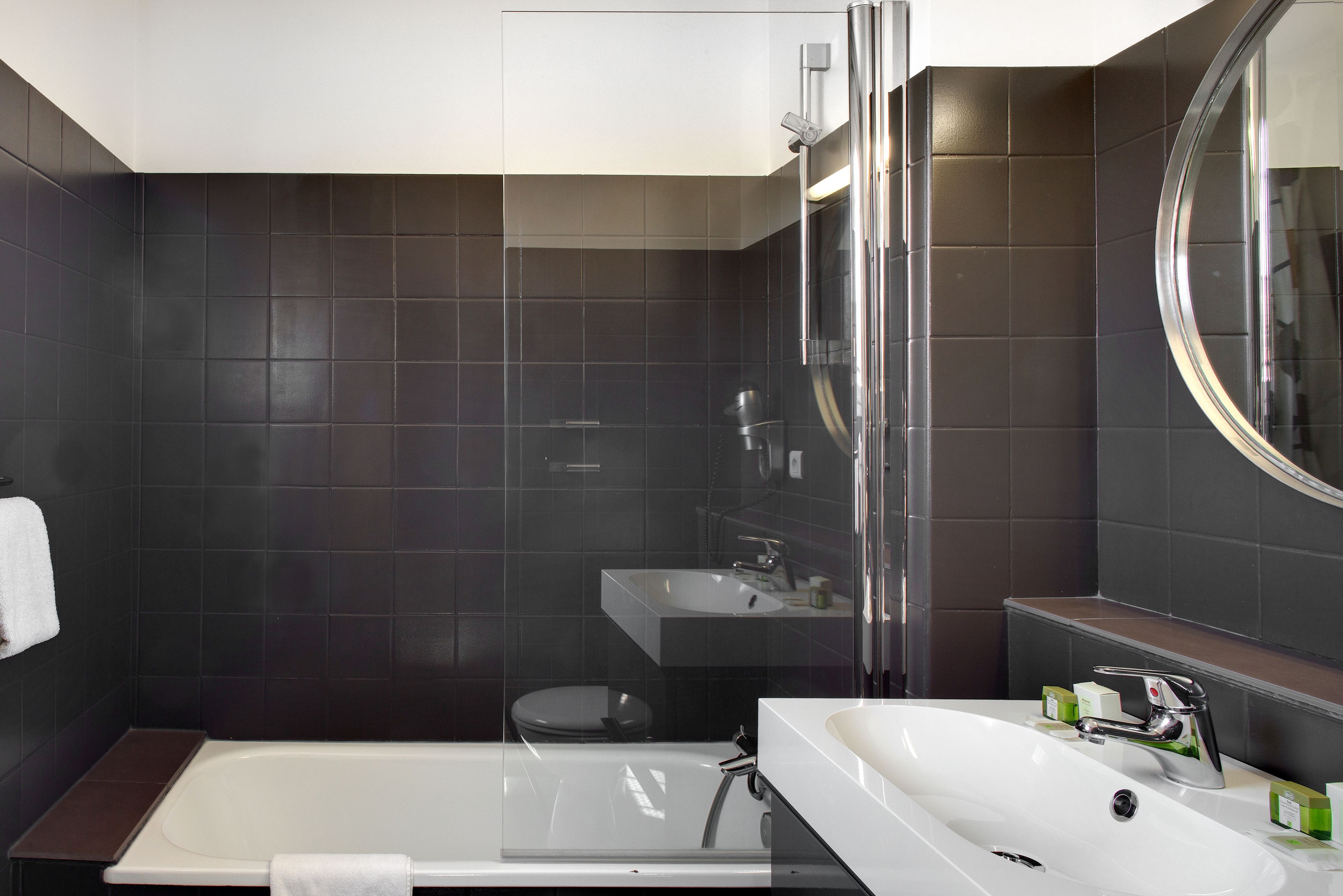 large | bathroom | combined shower/bathtub, free toiletries, hair dryer, towels