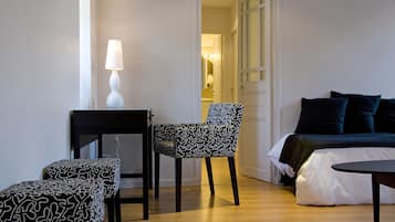 Ropa de cama de alta calidad y caja de seguridad en la habitación
