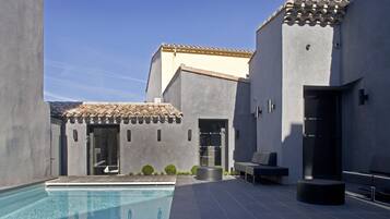 Seasonal outdoor pool, open 10:00 AM to 8:00 PM, pool loungers