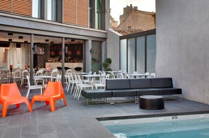 Una piscina al aire libre de temporada (de 10:00 a 20:00), tumbonas