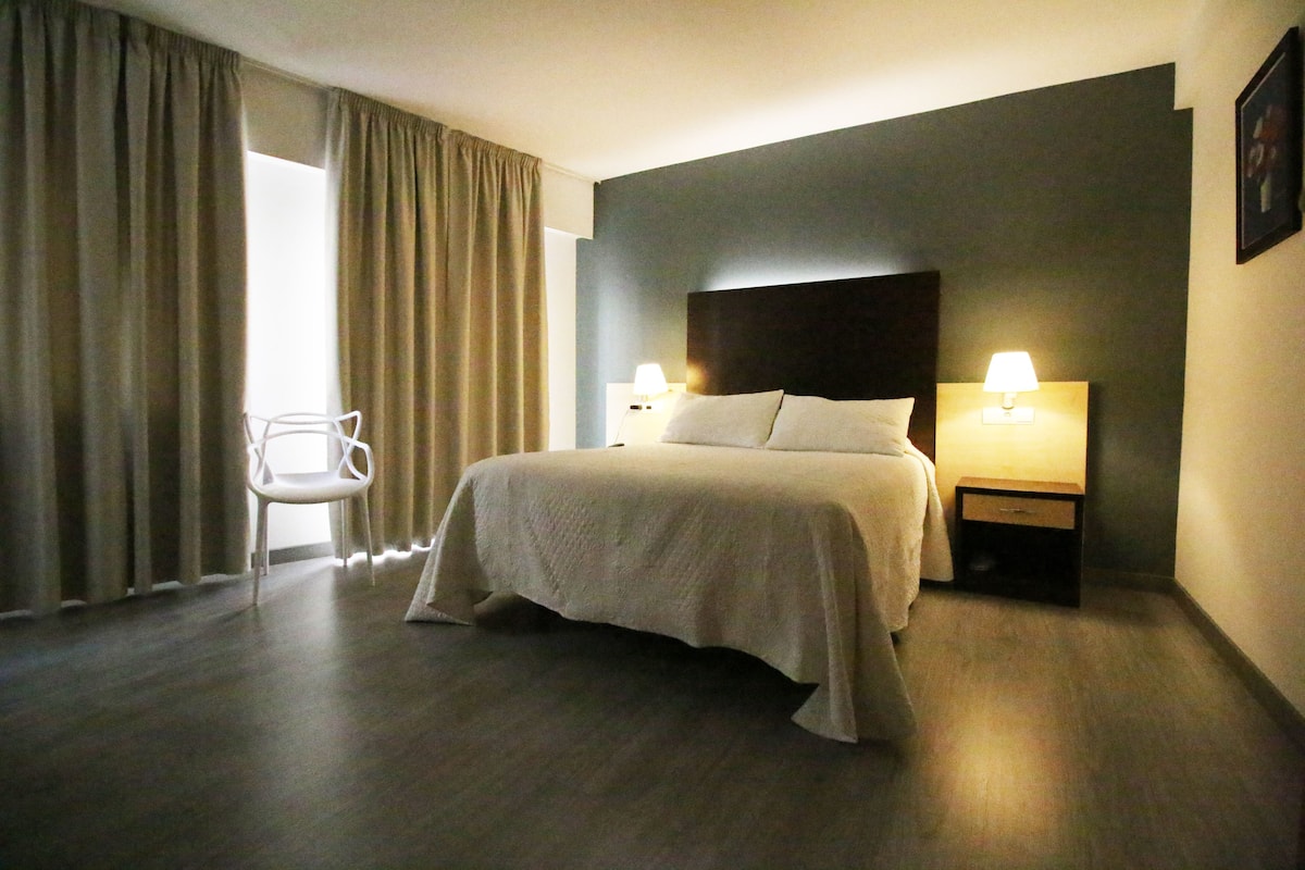 Suite, 1 queensize bed | Luxe beddengoed, een bureau, gratis wifi, beddengoed