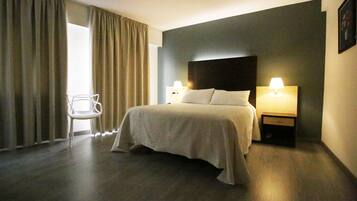 Suite, 1 llit de matrimoni | Roba de llit d'alta qualitat, escriptori, wifi gratuïta i roba de llit