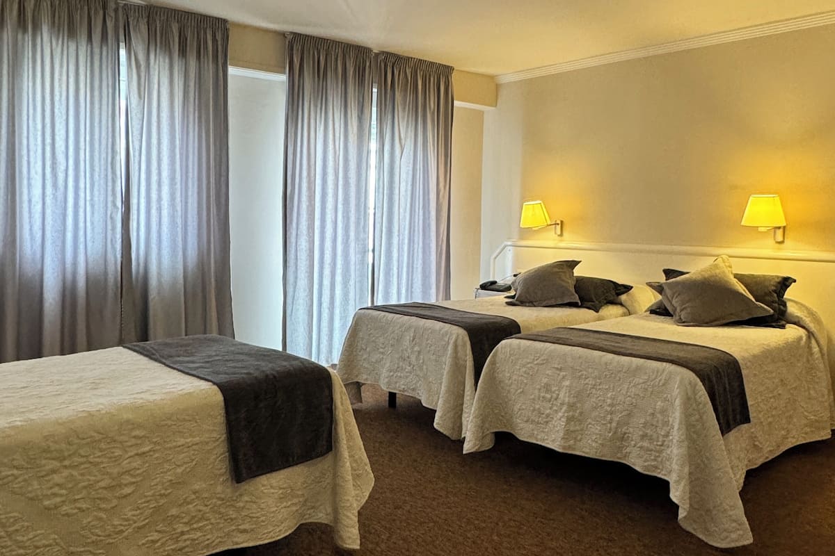 Driepersoonskamer | Luxe beddengoed, een bureau, gratis wifi, beddengoed