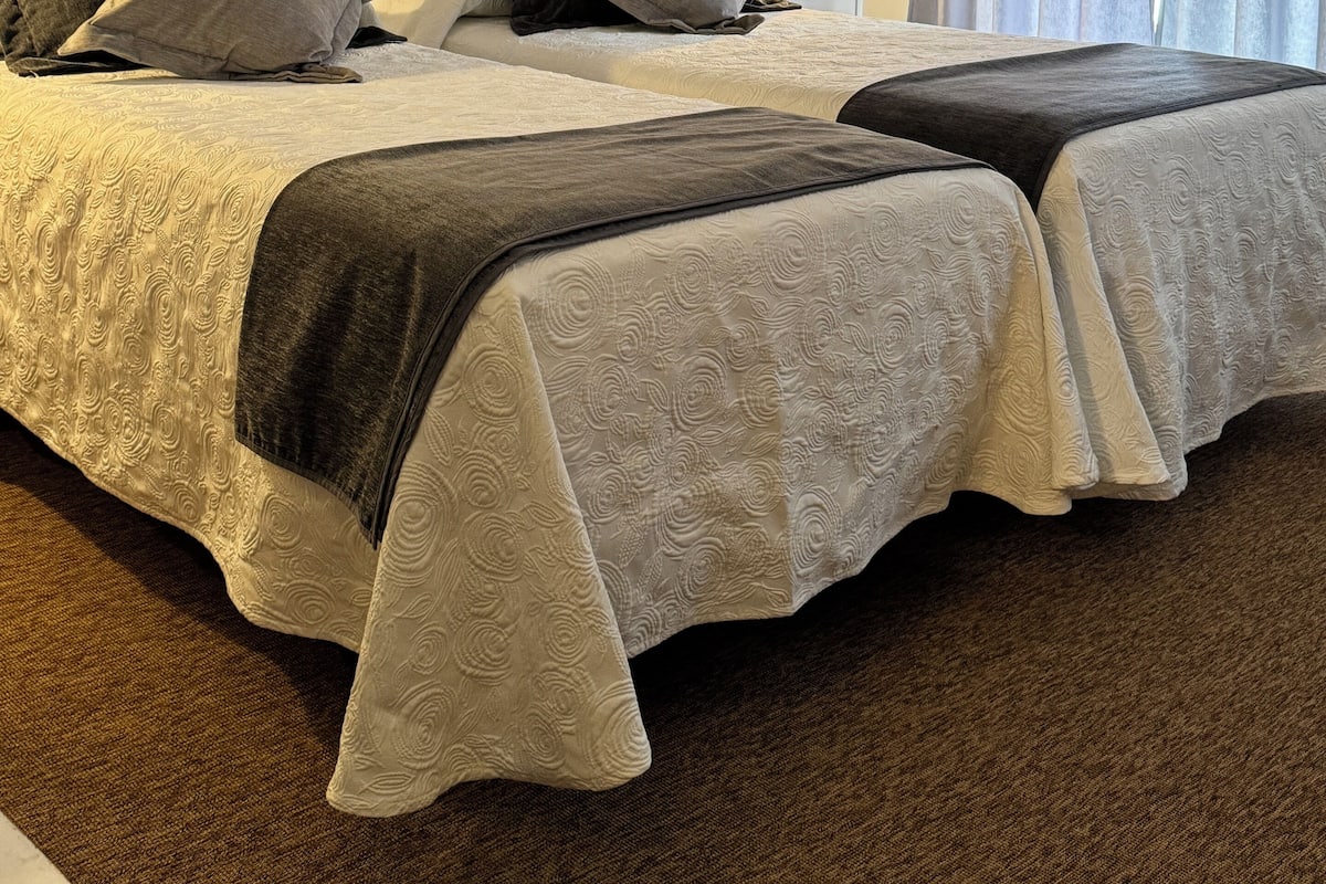 Zweibettzimmer (Exterior) | Hochwertige Bettwaren, Schreibtisch, kostenloses WLAN, Bettwäsche