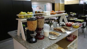 A buffet setup with various food items and beverages. - Nest Style Santiago (Santiago de Compostela)