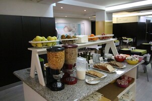 Café da manhã com buffet todos os dias mediante uma taxa