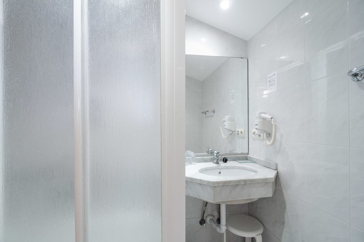 Kostenlose Toilettenartikel, Haartrockner, Handtücher, Seife