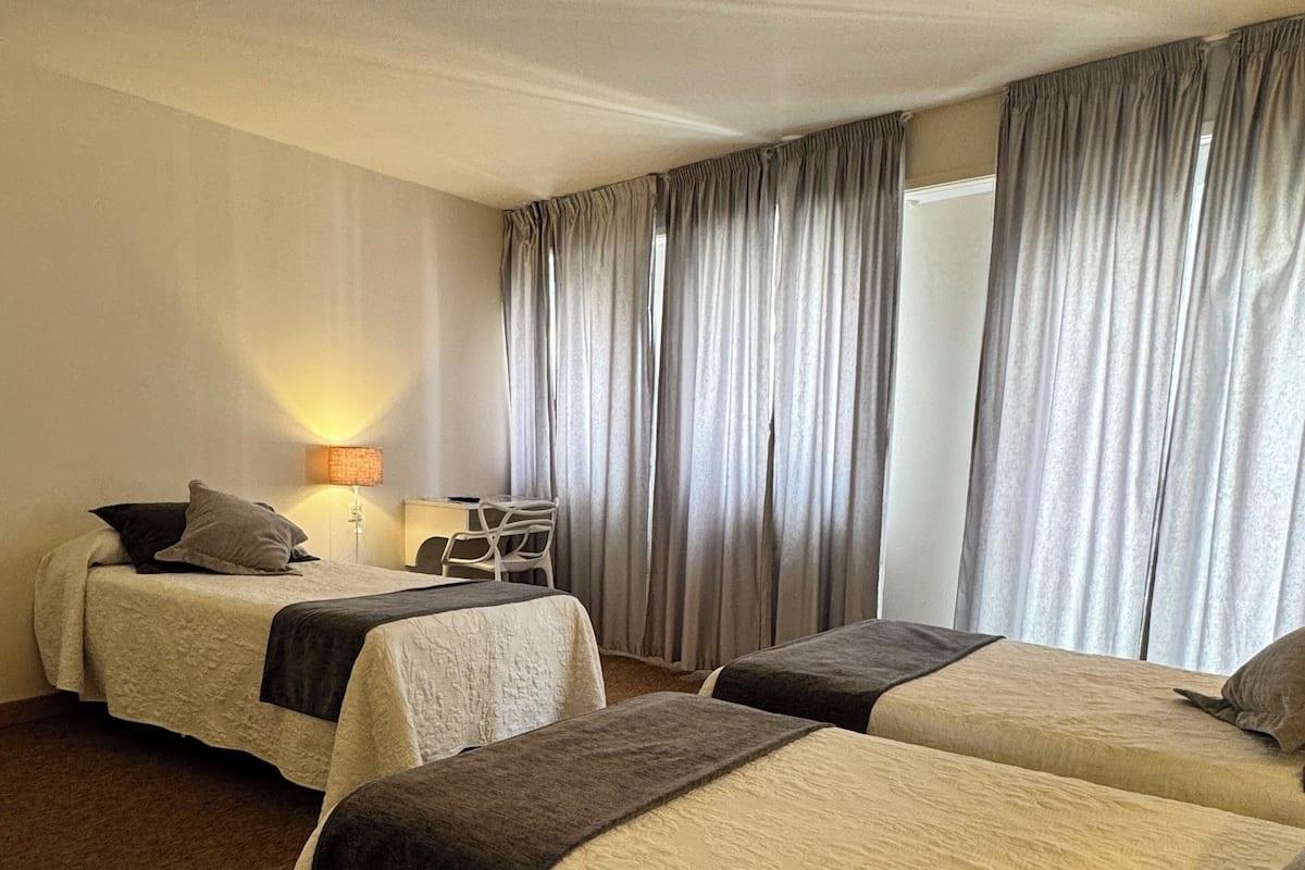 Dreibettzimmer | Hochwertige Bettwaren, Schreibtisch, kostenloses WLAN, Bettwäsche