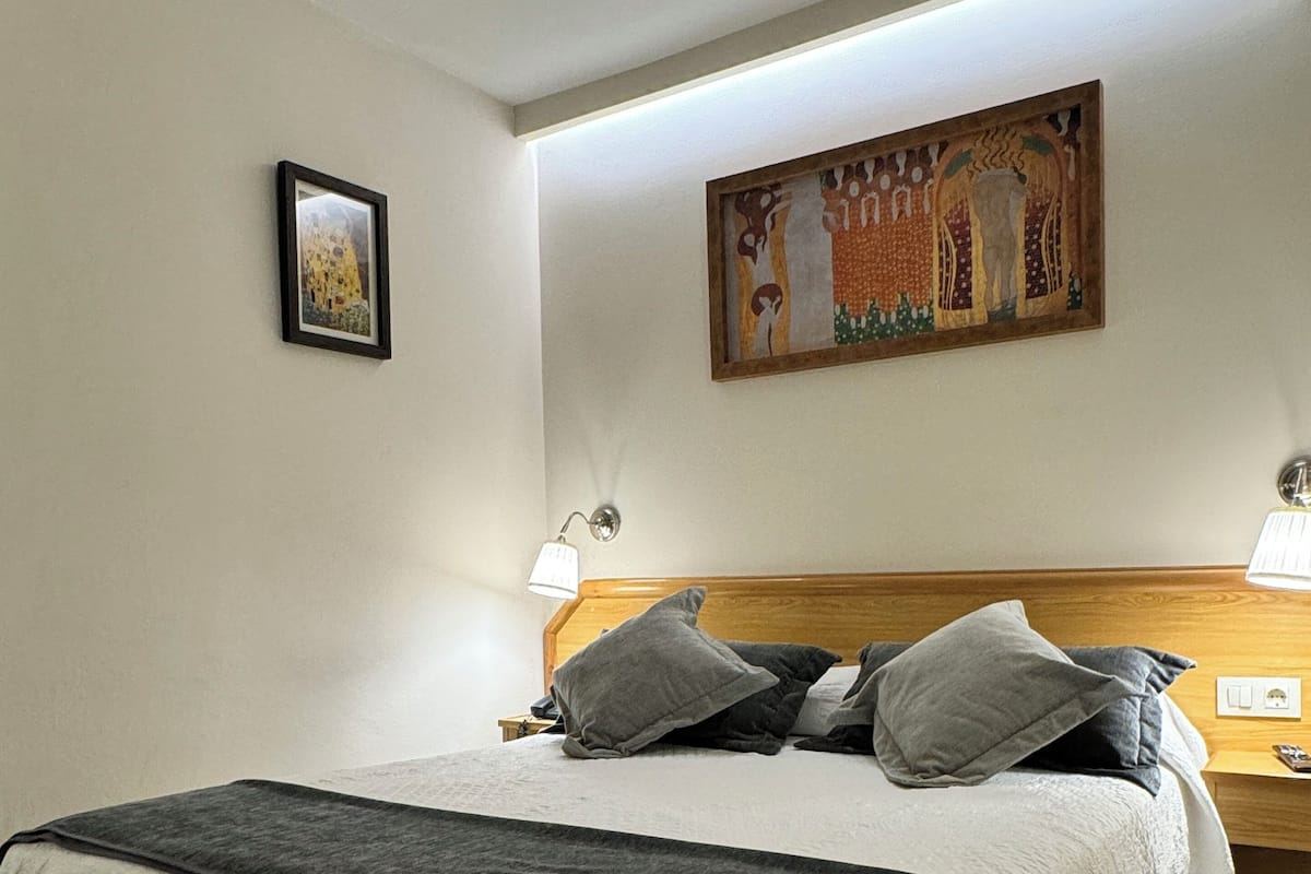 Doppelzimmer | Hochwertige Bettwaren, Schreibtisch, kostenloses WLAN, Bettwäsche