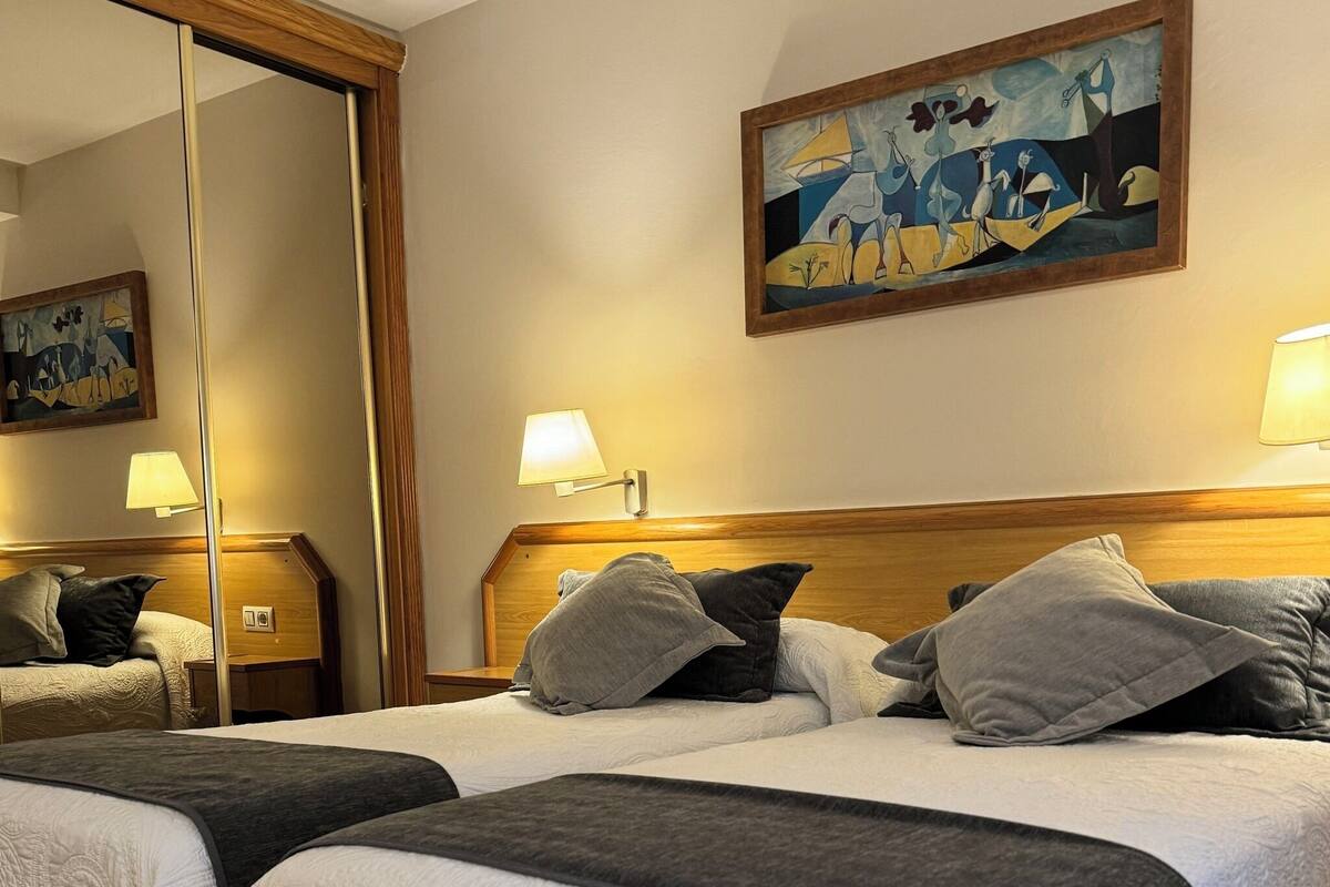 Premium bedding, desk, WiFi (free), bed sheets