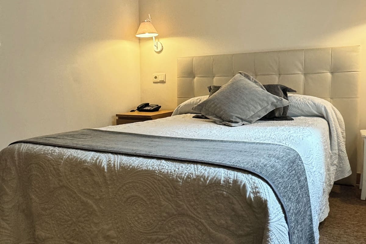 Standard-Einzelzimmer | Hochwertige Bettwaren, Schreibtisch, kostenloses WLAN, Bettwäsche