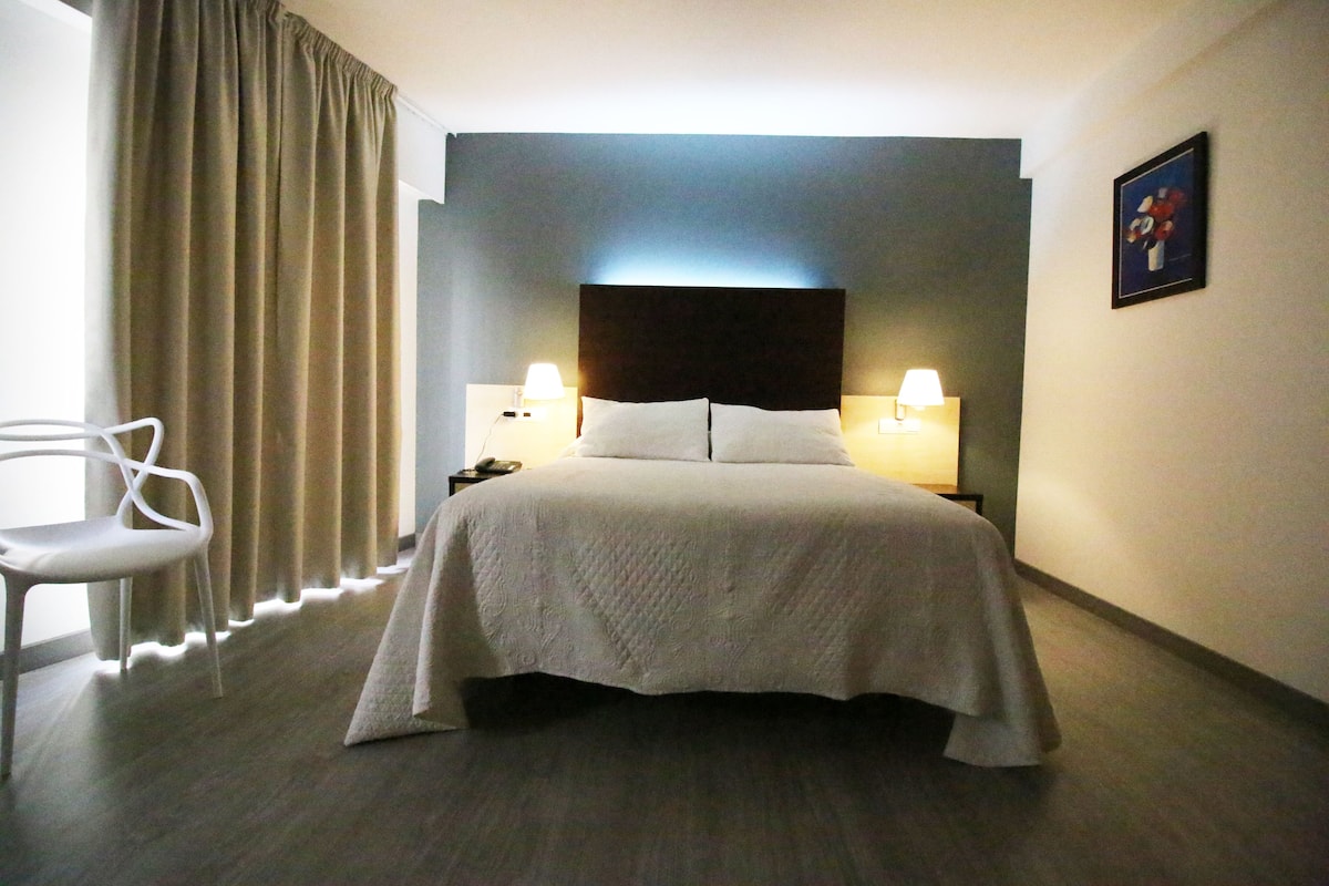 Suite, 1 Queen-Bett | Hochwertige Bettwaren, Schreibtisch, kostenloses WLAN, Bettwäsche